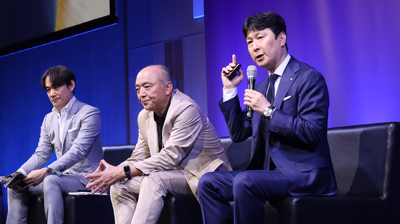 【右】カルチュア・コンビニエンス・クラブ 代表取締役社長兼CEO 髙橋 誉則氏