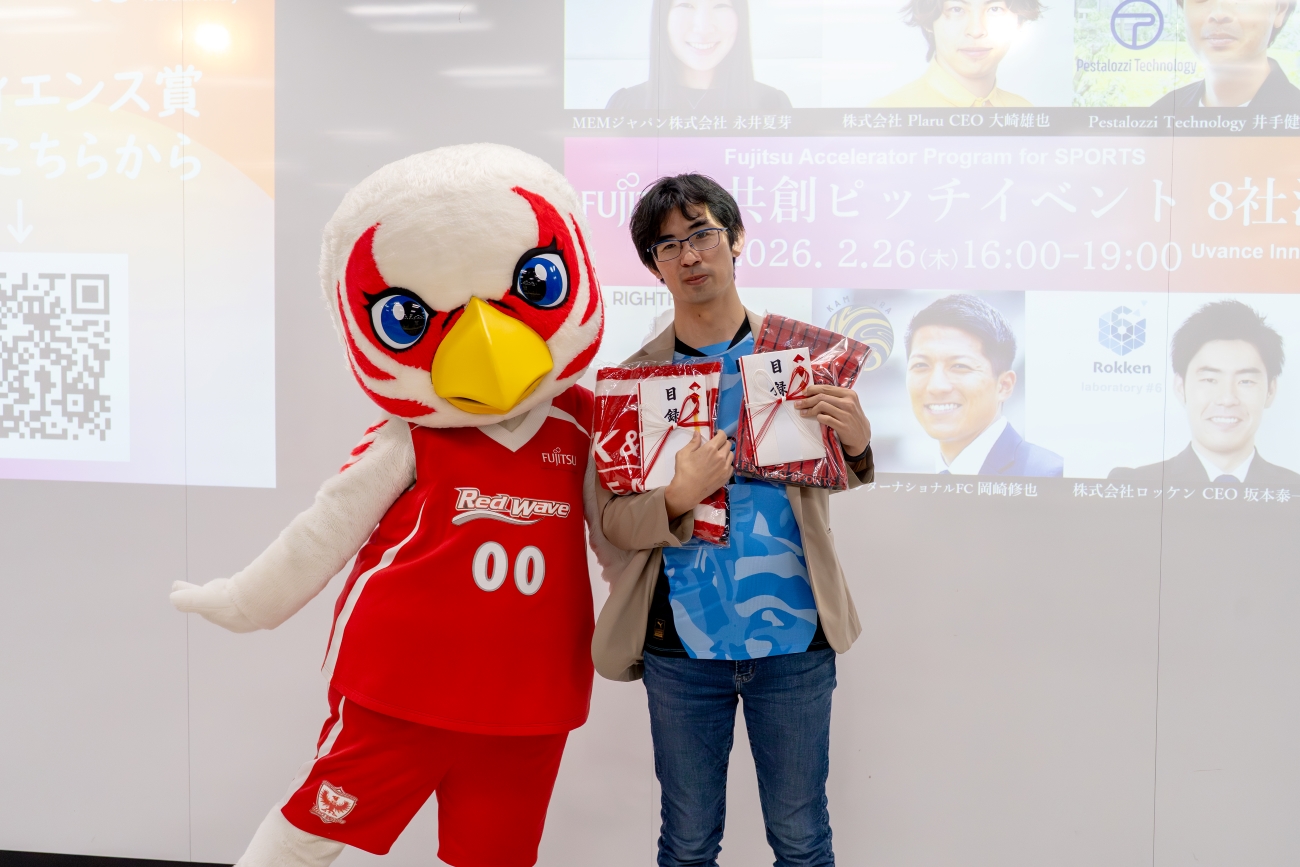 Idea・Passion賞、オーディエンス賞を受賞したグレースイメージング 鈴木真人氏（右）