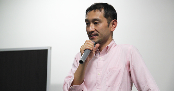 マイクを手に話している細野氏の画像